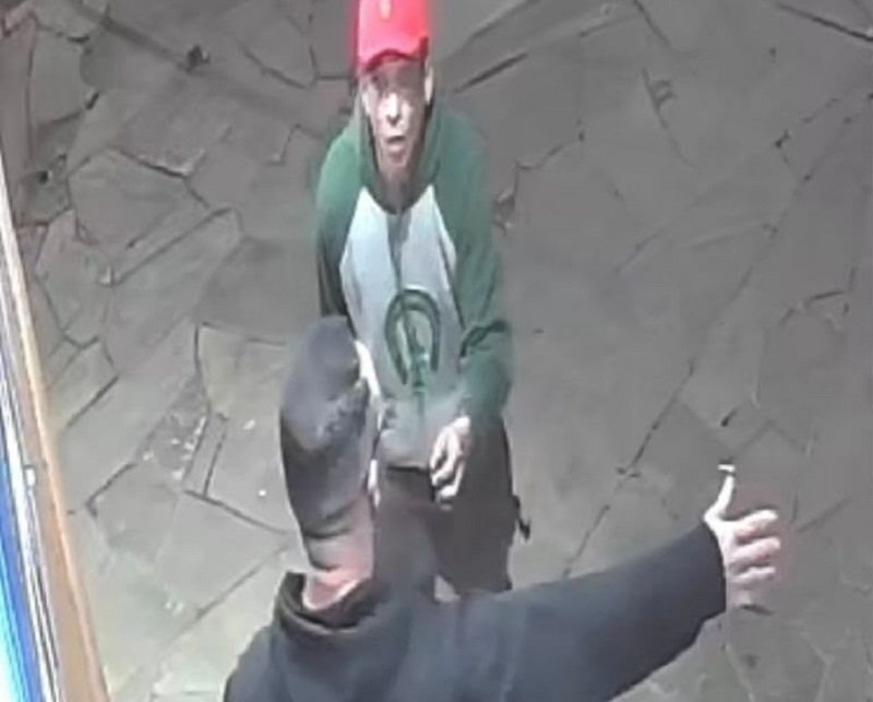 V&Iacute;DEO: Casal &eacute; assaltado no Vale do Sinos enquanto arrumava loja para o dia da inaugura&ccedil;&atilde;o