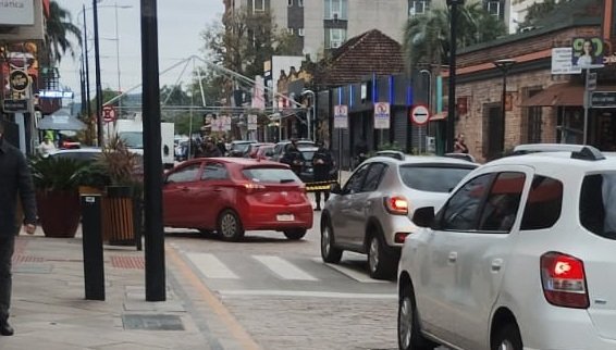 Trânsito interrompido na Rua Independência para o jogo Brasil x Haiti
