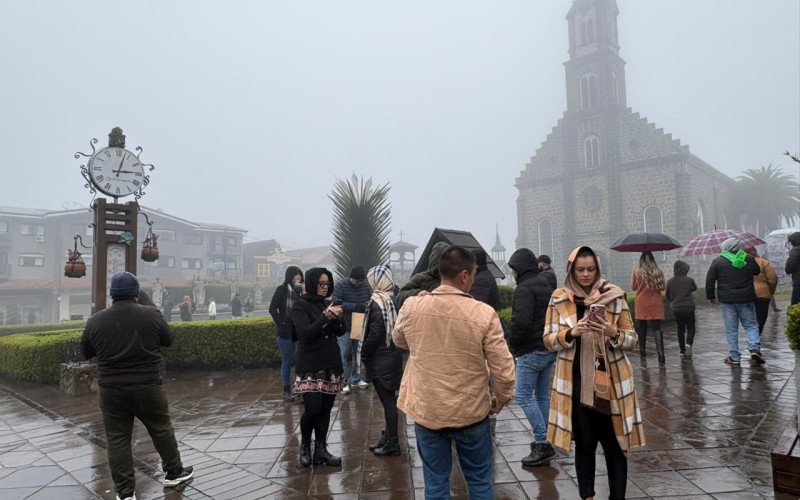 Outono se despede em Gramado com temperaturas em 5°C à tarde; Centro registra filas nos termômetros com frio