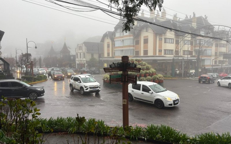 Neblina, frio e garoa no último dia de outono em Gramado