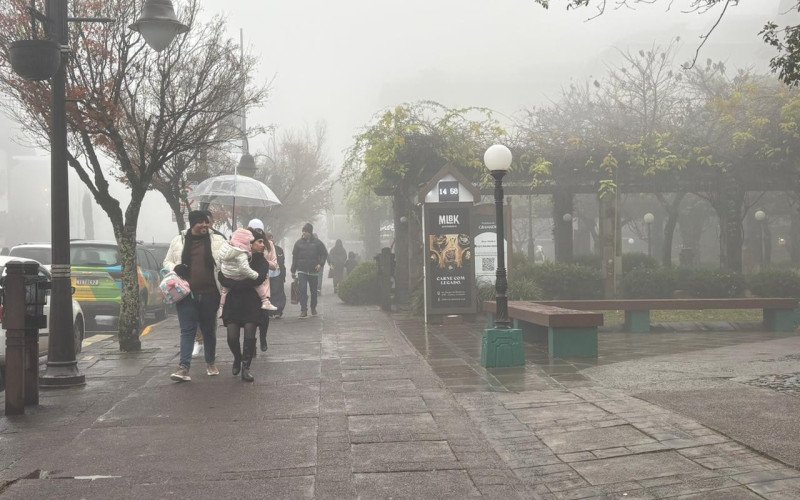 Neblina, frio e garoa no último dia de outono em Gramado