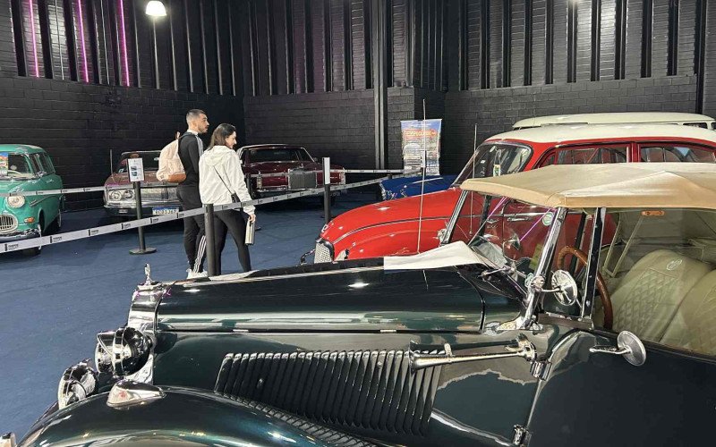 Apaixonados por carros têm até segunda-feira (22) para conferir gratuitamente a Mostra de Carros Antigos do IFashion Outlet