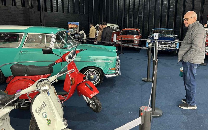 Apaixonados por carros têm até segunda-feira (22) para conferir gratuitamente a Mostra de Carros Antigos do IFashion Outlet | abc+