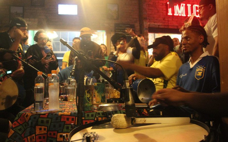 Torcedores festejam e projetam longa caminhada do Brasil na Copa do Mundo de 2026, após celebrações com a vitória sobre o Haiti na sexta-feira (19), acompanhada do Boteco do Resenha, em Novo Hamburgo