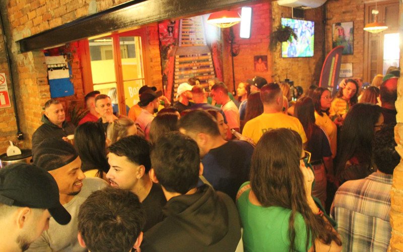Torcedores festejam e projetam longa caminhada do Brasil na Copa do Mundo de 2026, após celebrações com a vitória sobre o Haiti na sexta-feira (19), acompanhada do Boteco do Resenha, em Novo Hamburgo