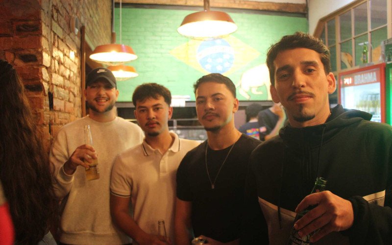 Torcedores festejam e projetam longa caminhada do Brasil na Copa do Mundo de 2026, após celebrações com a vitória sobre o Haiti na sexta-feira (19), acompanhada do Boteco do Resenha, em Novo Hamburgo