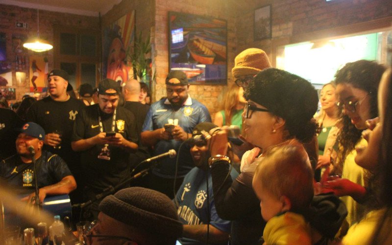 Torcedores festejam e projetam longa caminhada do Brasil na Copa do Mundo de 2026, após celebrações com a vitória sobre o Haiti na sexta-feira (19), acompanhada do Boteco do Resenha, em Novo Hamburgo