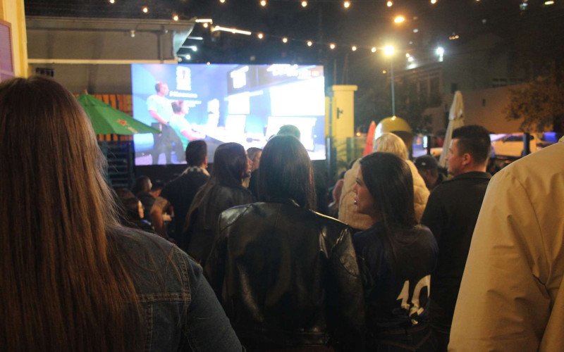 Torcedores festejam e projetam longa caminhada do Brasil na Copa do Mundo de 2026, após celebrações com a vitória sobre o Haiti na sexta-feira (19), acompanhada do Boteco do Resenha, em Novo Hamburgo