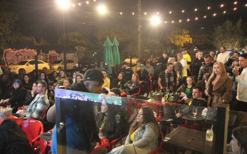 Torcedores festejam e projetam longa caminhada do Brasil na Copa do Mundo de 2026, após celebrações com a vitória sobre o Haiti na sexta-feira (19), acompanhada do Boteco do Resenha, em Novo Hamburgo