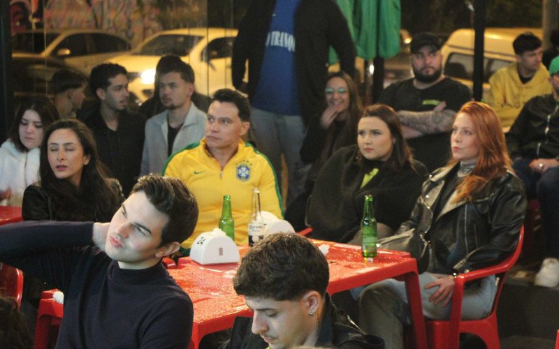 Torcedores festejam e projetam longa caminhada do Brasil na Copa do Mundo de 2026, após celebrações com a vitória sobre o Haiti na sexta-feira (19), acompanhada do Boteco do Resenha, em Novo Hamburgo
