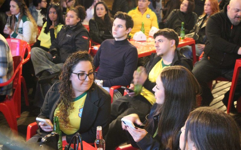 Torcedores festejam e projetam longa caminhada do Brasil na Copa do Mundo de 2026, após celebrações com a vitória sobre o Haiti na sexta-feira (19), acompanhada do Boteco do Resenha, em Novo Hamburgo