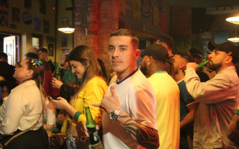 Torcedores festejam e projetam longa caminhada do Brasil na Copa do Mundo de 2026, após celebrações com a vitória sobre o Haiti na sexta-feira (19), acompanhada do Boteco do Resenha, em Novo Hamburgo
