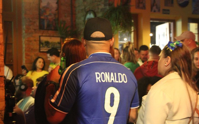 Torcedores festejam e projetam longa caminhada do Brasil na Copa do Mundo de 2026, após celebrações com a vitória sobre o Haiti na sexta-feira (19), acompanhada do Boteco do Resenha, em Novo Hamburgo