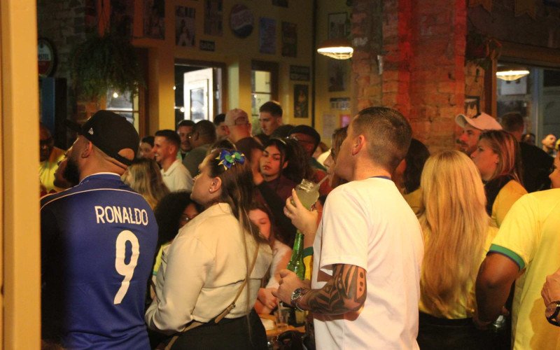 Torcedores festejam e projetam longa caminhada do Brasil na Copa do Mundo de 2026, após celebrações com a vitória sobre o Haiti na sexta-feira (19), acompanhada do Boteco do Resenha, em Novo Hamburgo