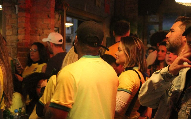 Torcedores festejam e projetam longa caminhada do Brasil na Copa do Mundo de 2026, após celebrações com a vitória sobre o Haiti na sexta-feira (19), acompanhada do Boteco do Resenha, em Novo Hamburgo
