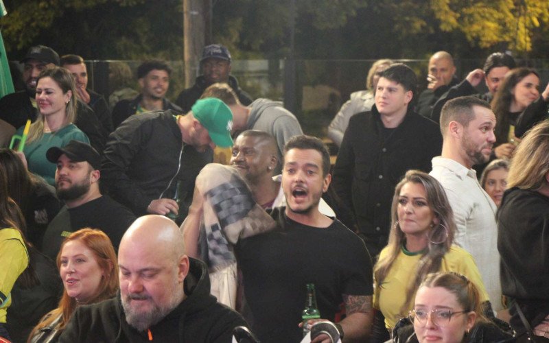 Torcedores festejam e projetam longa caminhada do Brasil na Copa do Mundo de 2026, após celebrações com a vitória sobre o Haiti na sexta-feira (19), acompanhada do Boteco do Resenha, em Novo Hamburgo