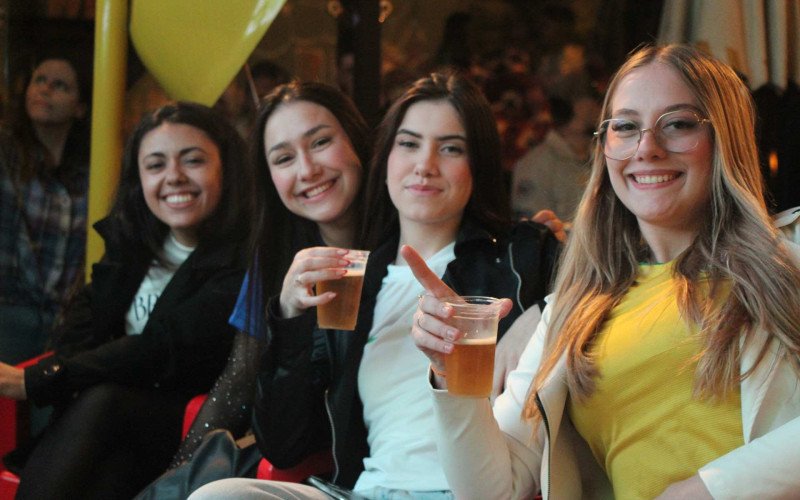 Torcedores festejam e projetam longa caminhada do Brasil na Copa do Mundo de 2026, após celebrações com a vitória sobre o Haiti na sexta-feira (19), acompanhada do Boteco do Resenha, em Novo Hamburgo
