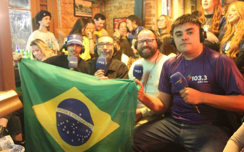 Torcedores festejam e projetam longa caminhada do Brasil na Copa do Mundo de 2026, após celebrações com a vitória sobre o Haiti na sexta-feira (19), acompanhada do Boteco do Resenha, em Novo Hamburgo