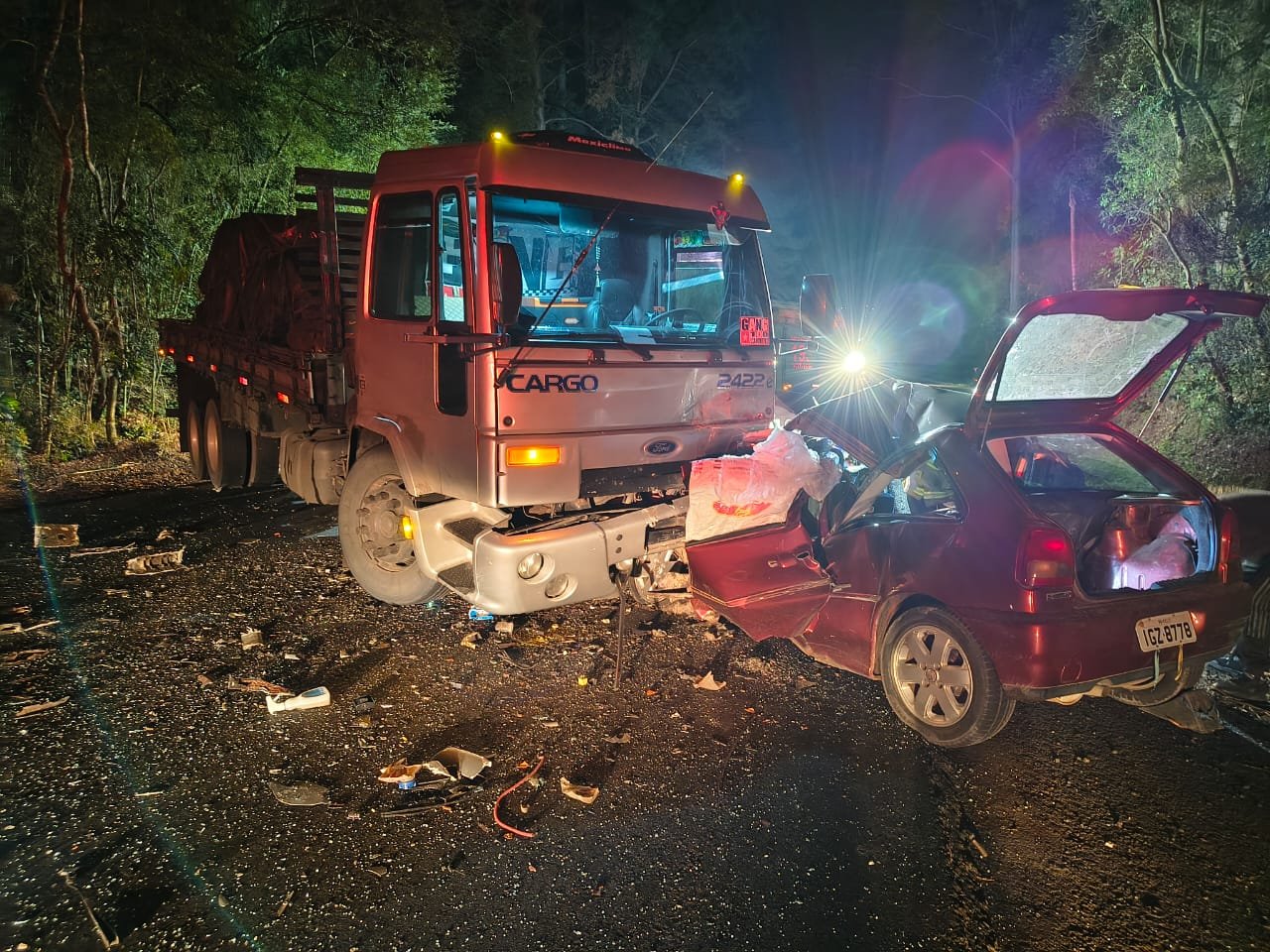 Colis&atilde;o frontal entre carro e caminh&atilde;o deixa um morto e um ferido entre Bom Princ&iacute;pio e Feliz