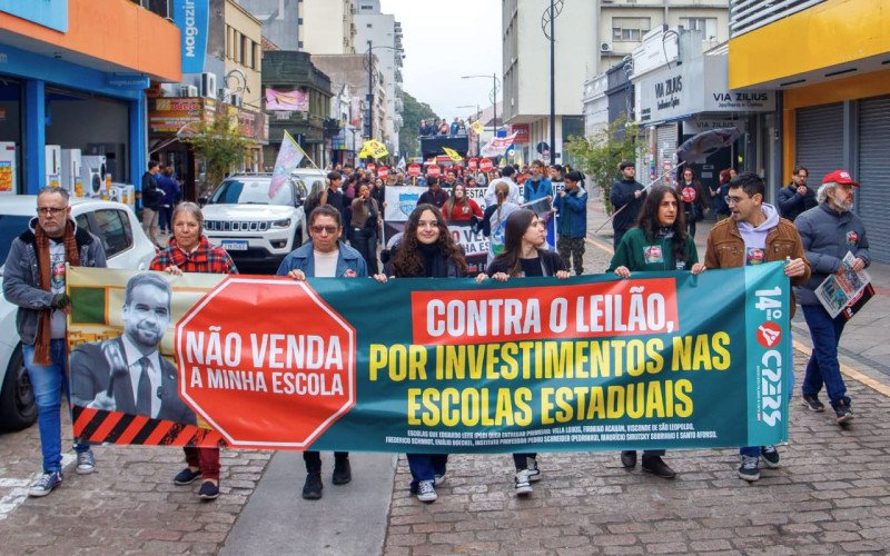Caminhada contra a PPP na Educação mobilizou comunidades escolares em São Leopoldo no sábado (20)