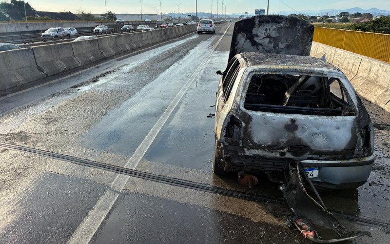Veículo Gol incendiou na ponte sobre o Rio dos Sinos na BR-116