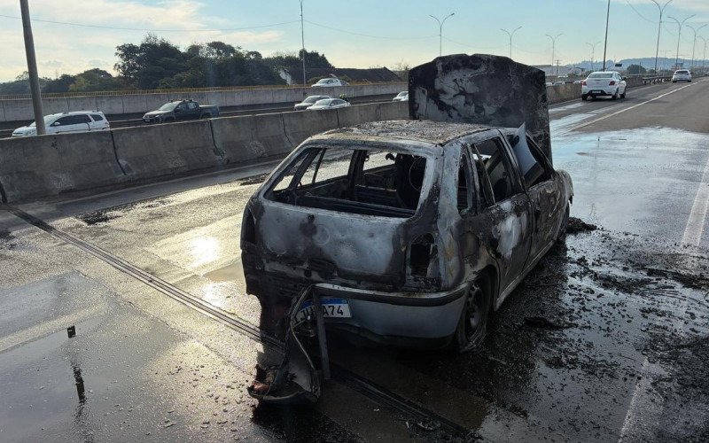 Veículo Gol incendiou na ponte sobre o Rio dos Sinos na BR-116