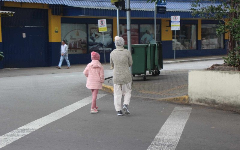Moradores de Novo Hamburgo se agasalharam bem neste domingo (21) para enfrentar o primeiro dia do inverno 2026 | abc+