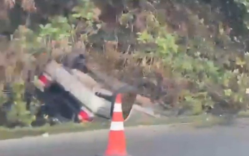 Motorista perde o controle e capota carro na RS-115, em Gramado | abc+