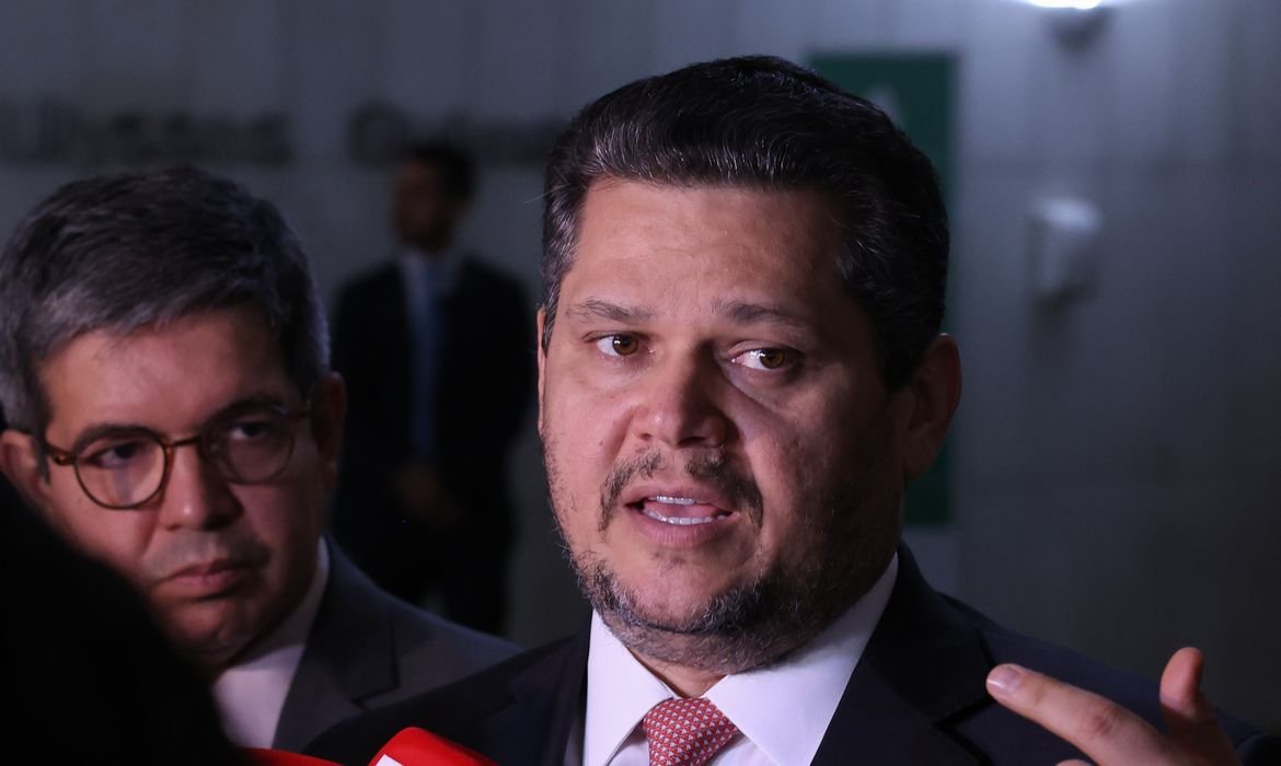 Alcolumbre mant&eacute;m PEC 6&times;1 travada em semana esvaziada no Senado