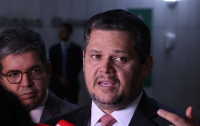 Alcolumbre mantém PEC 6x1 travada em semana esvaziada no Senado