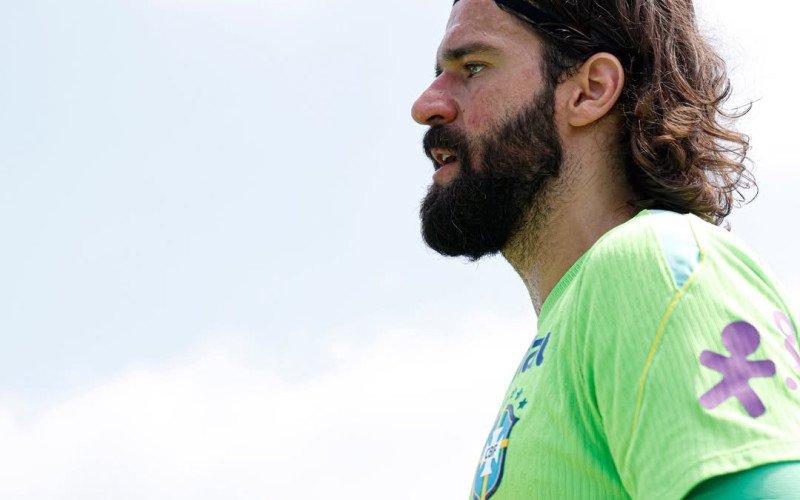 Alisson ficou de fora da atividade de ontem | abc+