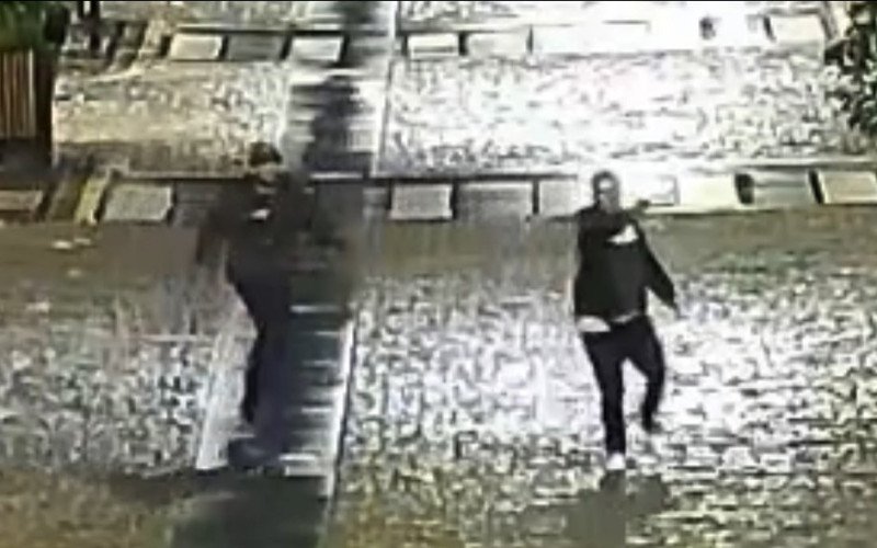 Dupla corre em direçãoa o estabelecimento, um deles com a suposta arma em mãos | abc+