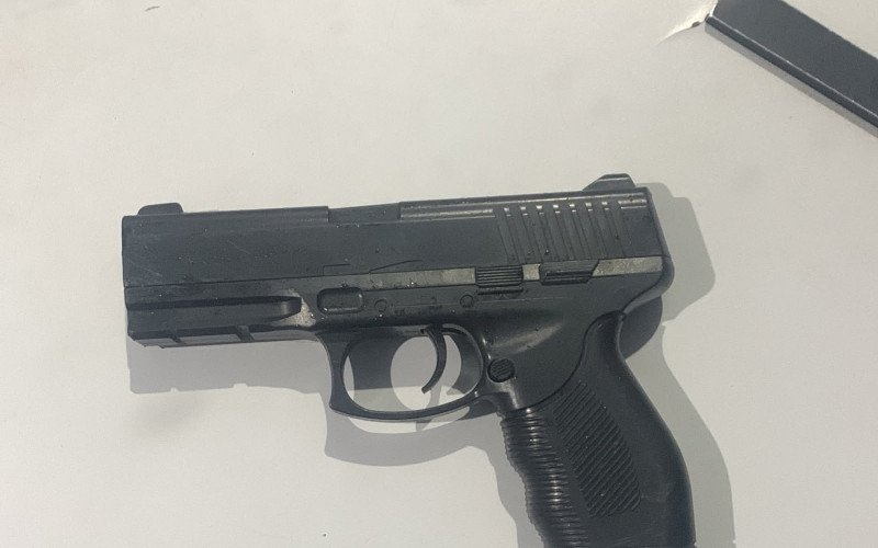 Réplica de arma foi apreendida