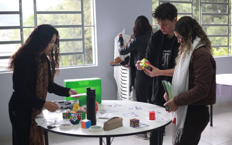 Caravana da Matemática é da Unisinos e leva atividades lúdicas a alunos do 5º ao 9º ano do Ensino Fundamental