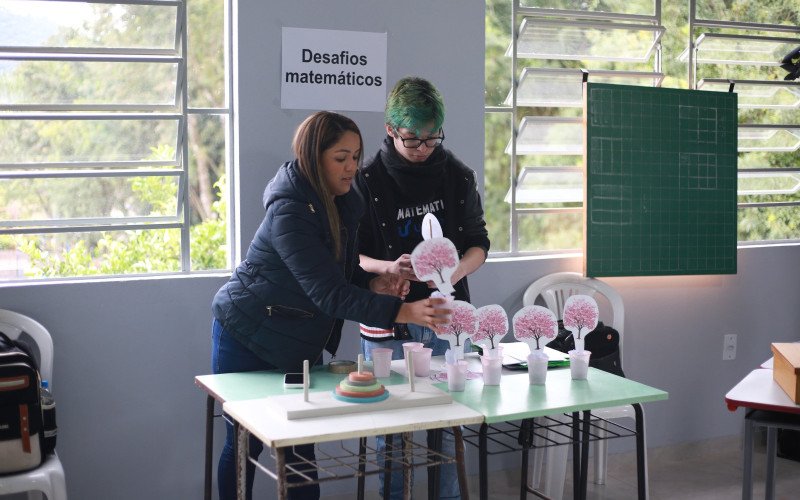 Caravana da Matemática é da Unisinos e leva atividades lúdicas a alunos do 5º ao 9º ano do Ensino Fundamental