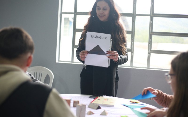 Caravana da Matemática é da Unisinos e leva atividades lúdicas a alunos do 5º ao 9º ano do Ensino Fundamental