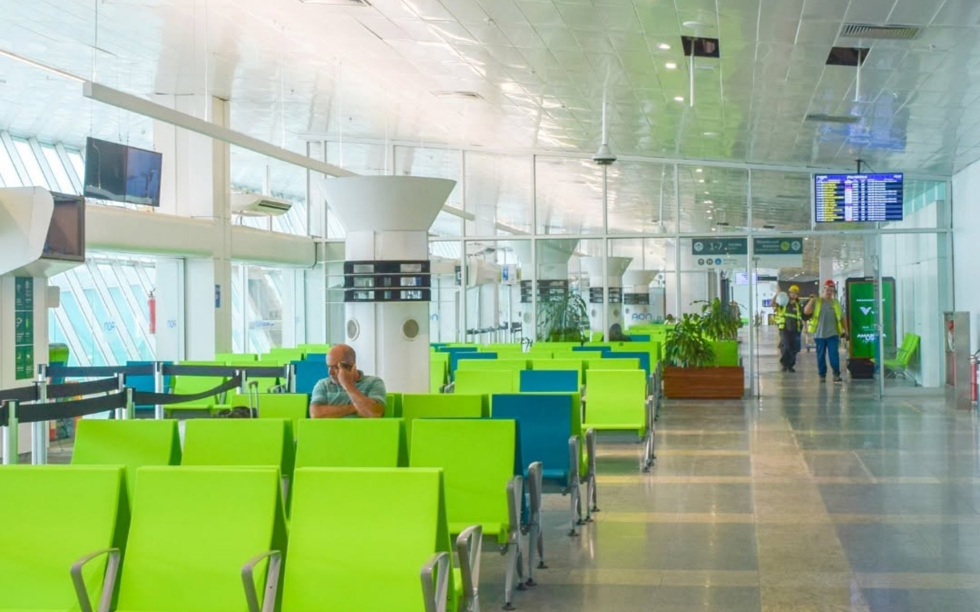 Imigrante mora em aeroporto h&aacute; 6 meses enquanto espera para rever filho