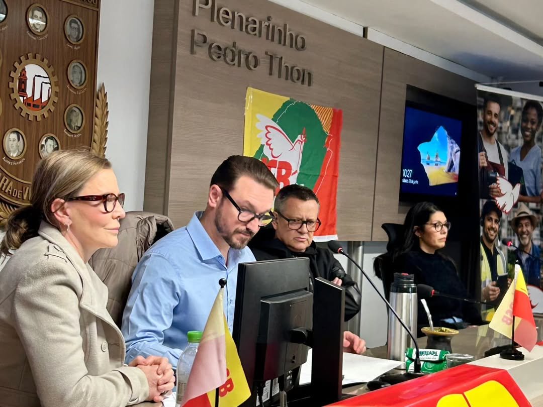 PSB oficializa Vin&iacute;cius Bondan na presid&ecirc;ncia do partido em Novo Hamburgo; vereador do PP acompanha posse
