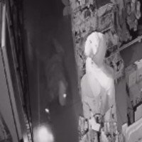 VÍDEO: Criminosos invadem papelaria, furtam brinquedos e dinheiro em Novo Hamburgo
