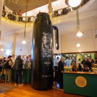 Marca gaúcha instala réplica gigante de garrafa térmica em museu da Argentina; confira