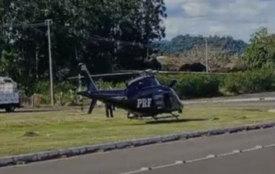 VÍDEO: Helicóptero da PRF pousa em canteiro central da RS-239 na região