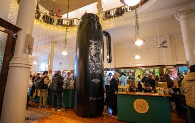 Marca gaúcha instala réplica gigante de garrafa térmica em museu da Argentina; confira