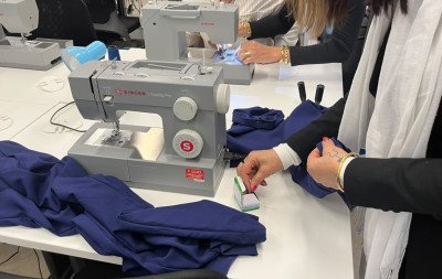 "Meu primeiro scrub": Alunas de moda se unem para vestir competidora de Enfermagem em Novo Hamburgo