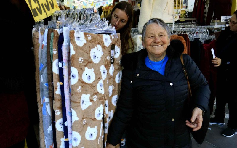 A aposentada Vera Machado viu-se na obrigação de voltar a comprar após a chegada do frio | abc+