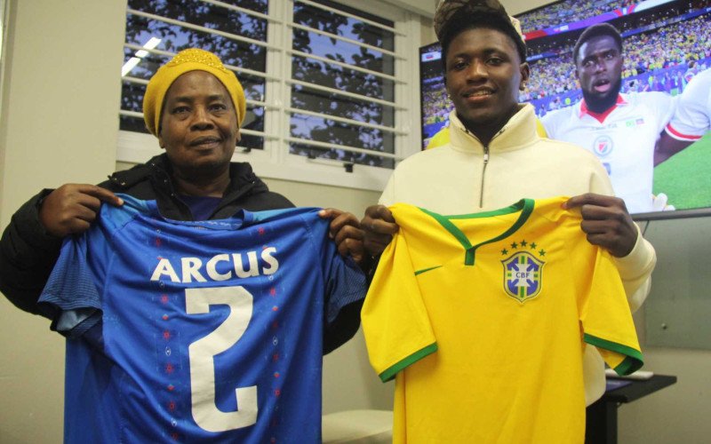 Marie Dilene e o neto Arcus Bilda Rikerley moram em Novo Hamburgo e torcem pelo filho na Copa do Mundo | abc+