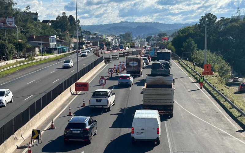 BR-116: alterações no tráfego em trecho onde ocorre obra de construção de túnel começam a ser implementadas e provocam lentidão na rodovia | abc+