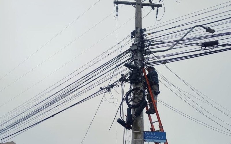 Operação Postes Risco Zero já retirou mais de 13 toneladas de fios soltos das ruas