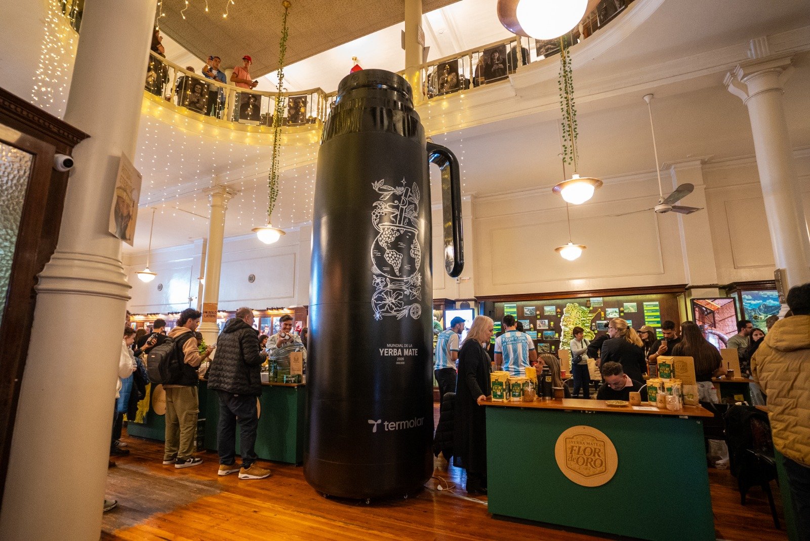 Marca ga&uacute;cha instala r&eacute;plica gigante de garrafa t&eacute;rmica em museu da Argentina; confira