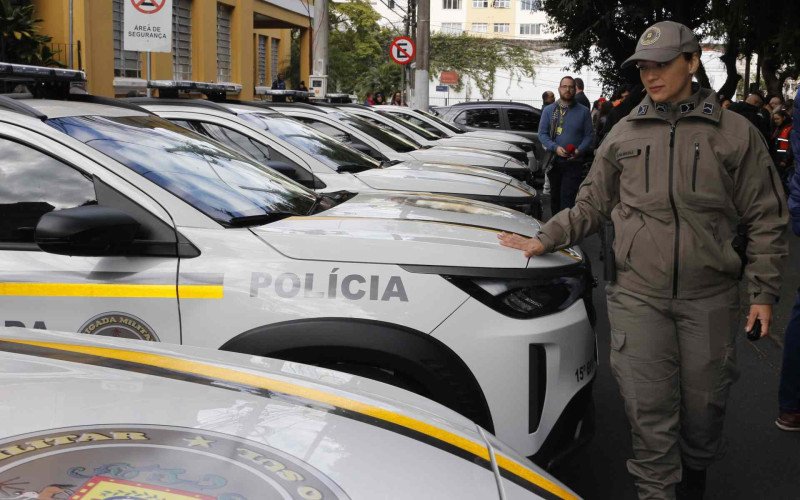 "Tem que pensar na vida de quem protege": Prefeitura entrega 16 viaturas semiblindadas às forças de segurança