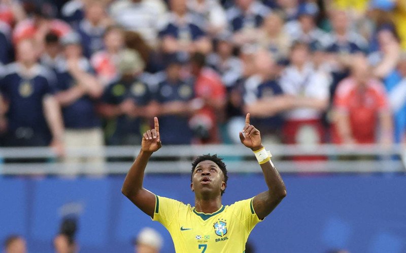 O nosso camisa 7 Vinicius Jr. marcou duas vezes contra a Escócia, ontem, e está na briga pela artilharia da Copa ao lado de Mbappé e Haaland e um gol atrás de Messi | abc+